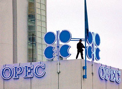 واکنش تولیدکنندگان نفت به خروج آنگولا: به اوپک پایبندیم