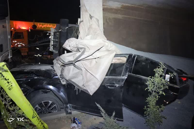 مصدوم شدن ۵ نفر در حادثه واژگونی تریلی بر روی خودروی سواری در شیراز
