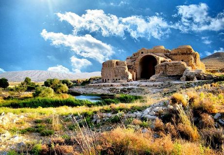 هنر معماری ساسانیان را در کاخ اردشیر بابکان فیروزآباد
