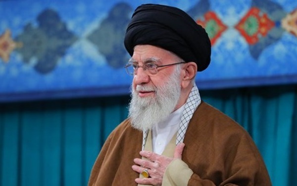 جمعی از رای اولی‌ها و خانواده‌های شهدا با رهبر انقلاب دیدار می‌کنند