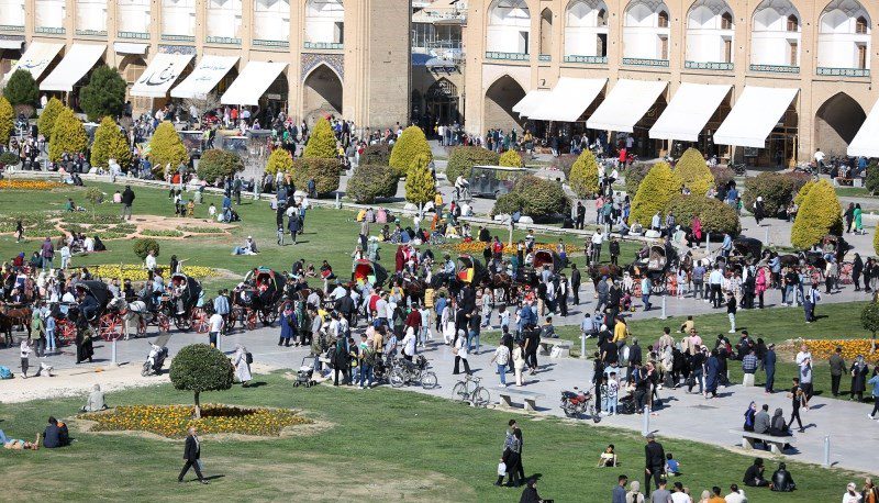 گردشگران نوروزی در میدان نقش جهان اصفهان