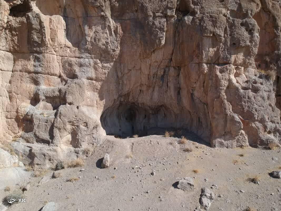 کشف ابزار‌های سنگی و داده‌های استخوان در پناهگاه تاریخی۱۴ هزارساله ارسنجان