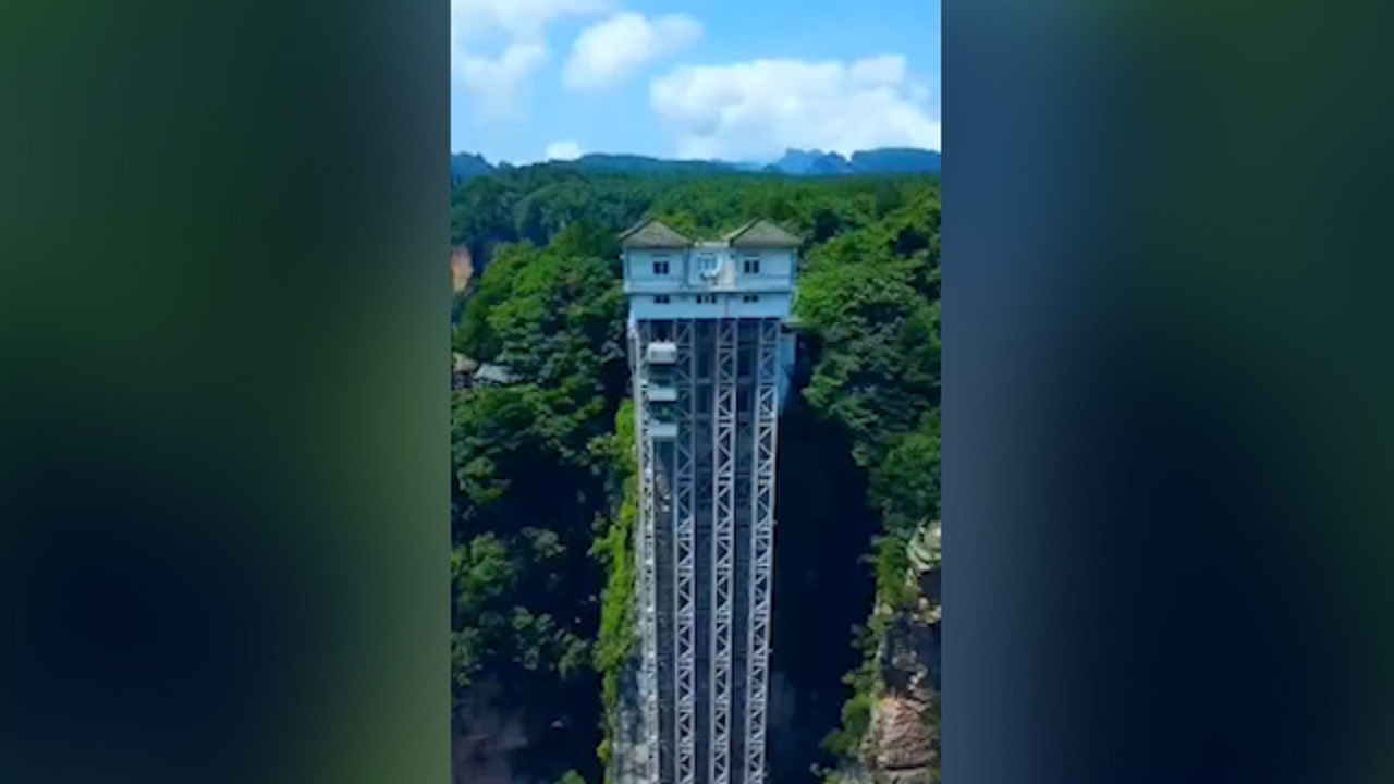 آسانسوری که گردشگران را ۳۲۶ متر بالا می‌برد!
