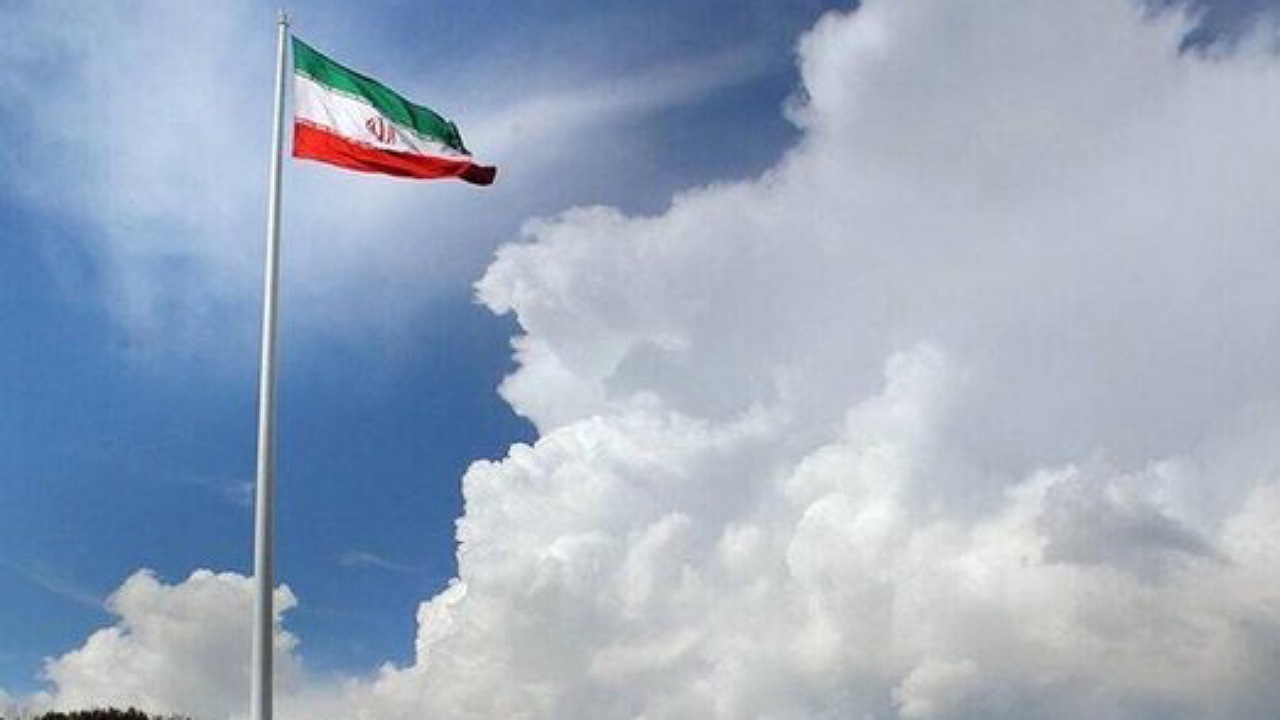بزرگترین پرچم جمهوری اسلامی به اهتزاز درآمد/ پرچم تجسم هویت ملی است