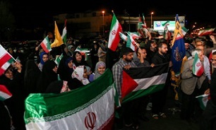 تجمع خودجوش مردم شیراز در پی حمله ایران به خاک اسرائیل