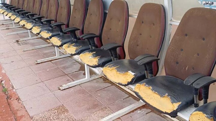 نیمکت‌های ذخیره بازیکنان در ورزشگاه حافظیه شیراز/ سرپوش گذاشتن با کاور بر خرابی‌ها