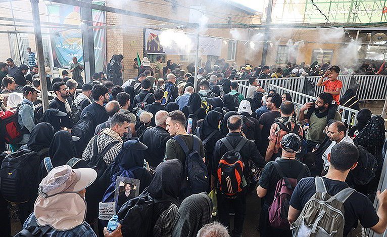 سیل عاشقان اربعین در مرز مهران‌/ اندک اندک جمع مستان می‌رسد