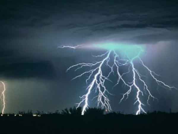 رعد و برق شدید در آسمان مکه