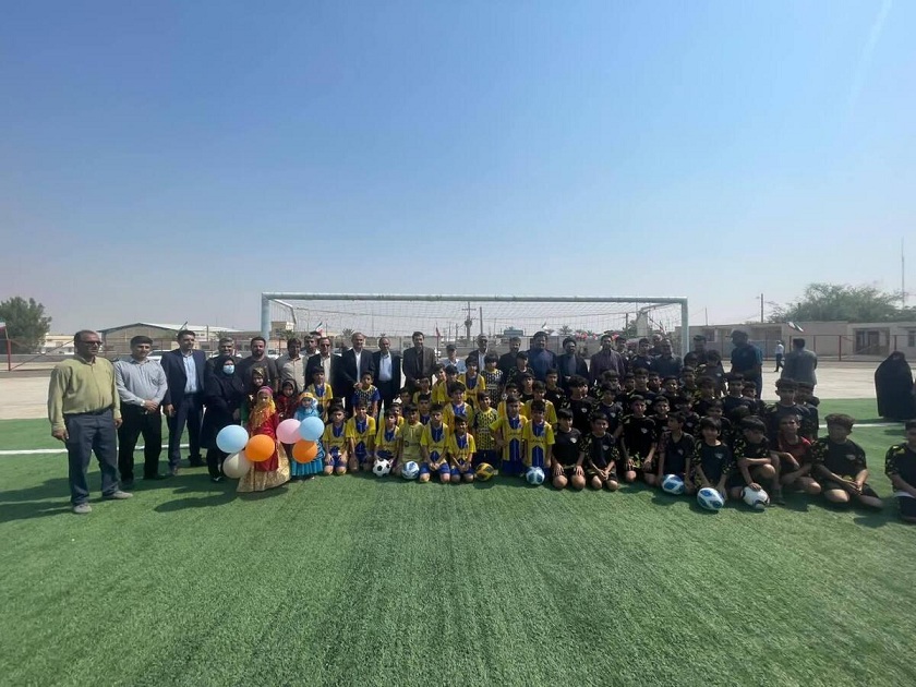 افتتاح همزمان زمین چمن بزرگ انقلاب و ۵ زمین چمن روستایی در لامرد با حضور وزیر ورزش و جوانان