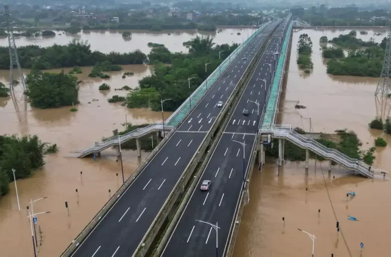 ریزش پل در چین به علت وقوع سیل