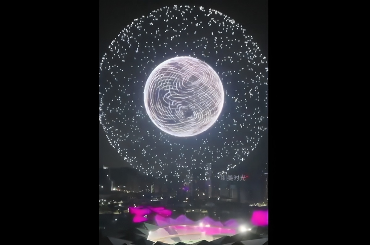 یک نمایش خیره کننده با هشت هزار کوپتر