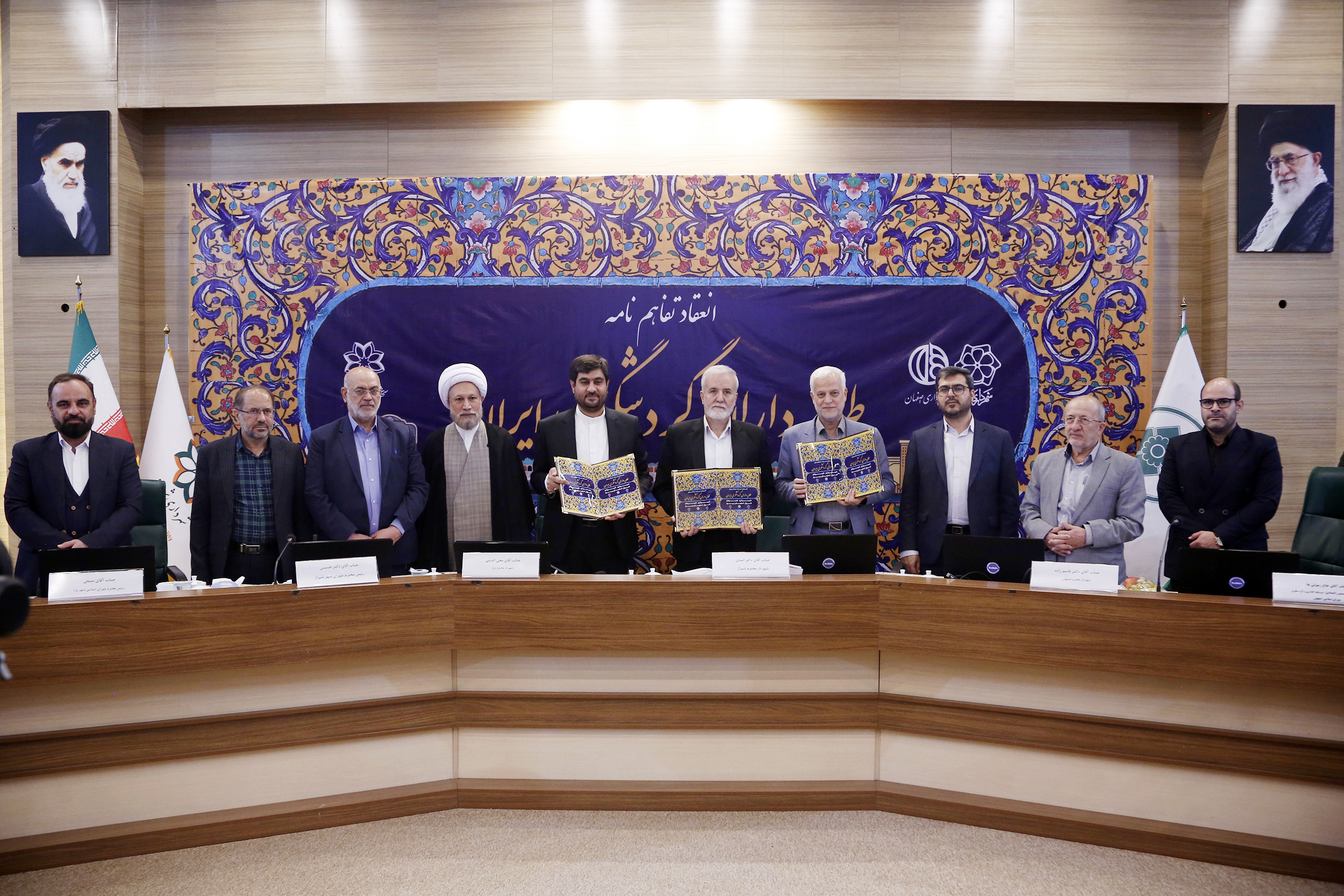 طلایه‌داران گردشگری ایران در شیراز تفاهم‌نامه همکاری امضا کردند