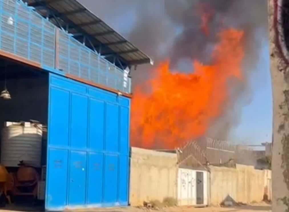 آتش سوزی سوله شارژ اسپری جاز فندک در شیراز مهار شد