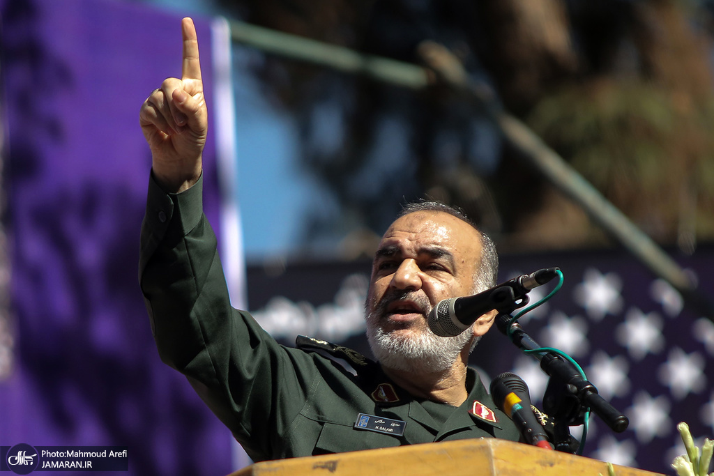 فرمانده نیروی پدافند هوایی ارتش به دیدار خانواده‌های شهدای قدس رفت