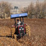 به نام خدا محورهای مقاله پیشنهادی مجله نقد اندیشه به استاد ارجمند جناب آقای دکتر سید سلمان صفوی آیا تمدن ایرانی به رده «تمدن‌های مرده» در جهان سقوط خواهد کرد؟ این تمدن رو به احتضار است یا از خاکستر بر می‌خیزد؟ درآمد: مطالعات آینده‌پژوهی پیرامون یازده طرح دولت-تمدن‌ها در جهان، گویای آن است که تمدن سنتی و اسلامیِ ایرانی با خطرهای بزرگی روبه‌روست. این مطالعات که پیرامون کشورهای چین، هند، روسیه، برزیل، مصر، ترکیه، ژاپن، آمریکای لاتین، امارات، مالزی و... انجام شده است، نشان می‌دهد که اگر ما مواجه زودهنگام و کنش جریان‌ساز با تمدن‌های نوظهور و همچنین قدرت‌های کهن نداشته باشیم، ممکن است به زودی از جایگاه یک تمدن پویا به رده تمدن‌های مرده (گمشده) سقوط کنیم. این احتمالات، نگرانی و دغدغه‌های بسیاری را برمی‌انگیزد و البته در مقابل این جبهه، چهره‌هایی نیز با رد تفسیر فوق می‌گویند که ایران بسیار زود به عصر طلایی تمدن خود باز خواهد گشت. الف) ارزیابی وضع تمدنی 1- حضرتعالی مهمترین خطرهای پیش روی تمدن ایرانی- اسلامی را چه می‌دانید؟ 2- آیا این مخاطرات و بحران‌ها در دوره ما به بالاترین سطح خود رسیده‌اند و این خطر وجود دارد که یک ملت بمیرد؟ 3- آیا باید پذیرفت که با وضع موجود و در آینده نزدیک «تمدن سنتیِ ایران» به رده تمدن‌های مرده در جهان سقوط خواهد کرد؟ یا امکان گذار از مخاطرات و چالش‌های پیش‌رو وجود دارد؟ چگونه؟ 4- از تمدن سنتیِ ایران امروز چه چیزی باقی‌مانده است؟ (ترسیم و تبیین جغرافیایی امروزین تمدن ایرانی) ب)بررسی ایده «دولت-تمدن» 5- آیا ما با یک فقر فزاینده در نظریه تمدنی ایران مواجه نیستیم؟ 5-1- آیا می‌توان در ایران یک طرح جدید برای «تمدن‌گرایی» و رسیدن به ایده «دولت-تمدن» تدوین کرد؟ آیا مانند کشورهایی مانند چین، ژاپن، ترکیه، مالزی، روسیه و... که تمدن‌سازی و تمدن‌گرایی را یک کلان‌پروژه امنیت ملی تعریف می‌کنند، ما نیز باید برای تثبیت جایگاه ایران در آینده تمدنی جهان، این راهبرد را دنبال کنیم؟ (تغییر در جهانی‌بینیِ تمدنی) ج)ائتلاف تمدن‌های کهن 6- برخی متفکران معتقدند که «تمدن‌های سنتی» (خصوصاً تمدن‌های شرقی) ویژگی‌های مشترک و شباهت‌های کلیدی در فرهنگ خود (از هنر و معماری تا آداب و رسوم اجتماعی / از معنویت و دین تا تقدس طبیعت و...) با یکدیگر دارند. امروزه کدام تمدن‌های سنتی، زنده مانده‌اند و شانس ادامه بقا دارند؟ 6-1- آیا ائتلاف نیروهای تمدنی با محوریت «تمدن‌های سنتی» و خصوصاً «فرهنگ‌های آسیایی» را ممکن می‌دانید؟ این فرصت مهیاست یا از دست رفته است؟ 7- برخی معتقدند ما در حال جنگ با یک «فاشیسم تمدن‌گرا» هستیم که فقط آمریکا یا غرب نماینده آن نیستند، بلکه شرکت‌های چند ملیتی در حال پدید آوردن آن هستند. آیا حضرتعالی به این فاشیسم نوپدید معتقدید؟ یا آن را ساخته و پرداخته تئوری «توهم توطئه» می‌دانید؟ 8- برخی می‌گویند در جهان آینده، تمام تمدن‌ها خواهند مرد و این اختصاص به تمدن ایرانی یا شرقی یا اسلامی ندارد، بلکه جهانی که پیش روی ماست، جهانِ مرگ تمدن‌هاست. آیا حضرتعالی این ارزیابی از وضع بشری را می‌پذیرید یا خیر؟