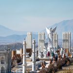 گشتی در «پارک مینیاتوری» همدان، مجموعه تفریحی و گردشگری «مینی‌وُرلد» ملایر، با مساحت ۴۸ هکتار، نخستین مجموعه تفریحی و گردشگری خاورمیانه است و اکنون به عنوان قطب گردشگری غرب کشور و استان همدان شناخته می‌شود.