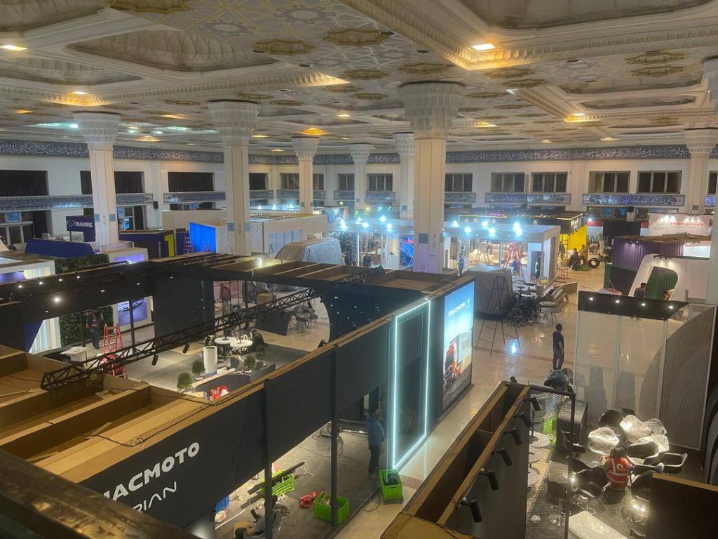 گزارش تصویری آماده‌سازی غرفه‌های هشتمین نمایشگاه بین‌المللی حمل‌ونقل، لجستیک و صنایع وابسته 