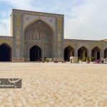 حال نه چندان خوب مسجد تاریخی وکیل شیراز، در سال ۱۴۰۱ گودال بزرگی درست در پشت دیوار‌های مسجد ایجاد شد که بخشی از عرصه مسجد وکیل شیراز دچار فروریزی شده است.