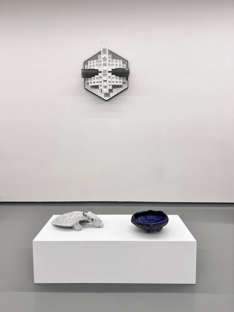 گالری کیمن تا 24 دی ماه میزبان شکافید این جواهر را بیرون جست اندیشه خواهد بود. گالری کیمن درخیابان الهیه، خیابان اخگری،خیابان آناهیتا پلاک 10 واقع شده