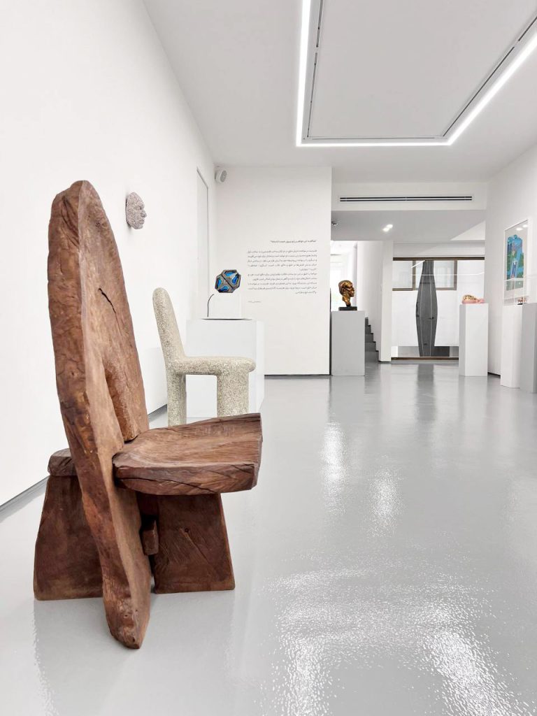 گالری کیمن تا 24 دی ماه میزبان شکافید این جواهر را بیرون جست اندیشه خواهد بود. گالری کیمن درخیابان الهیه، خیابان اخگری،خیابان آناهیتا پلاک 10 واقع شده