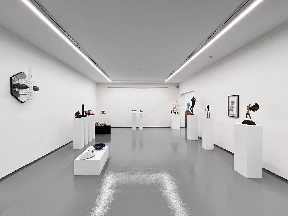 گالری کیمن تا 24 دی ماه میزبان شکافید این جواهر را بیرون جست اندیشه خواهد بود. گالری کیمن درخیابان الهیه، خیابان اخگری،خیابان آناهیتا پلاک 10 واقع شده