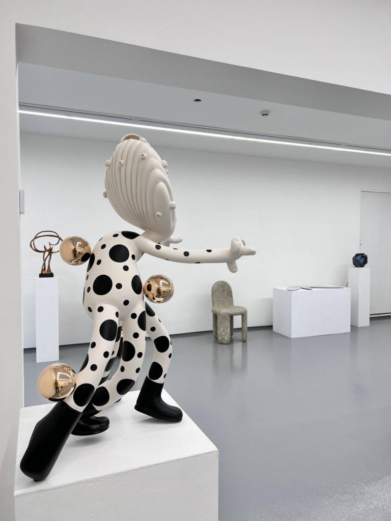 گالری کیمن تا 24 دی ماه میزبان شکافید این جواهر را بیرون جست اندیشه خواهد بود. گالری کیمن درخیابان الهیه، خیابان اخگری،خیابان آناهیتا پلاک 10 واقع شده