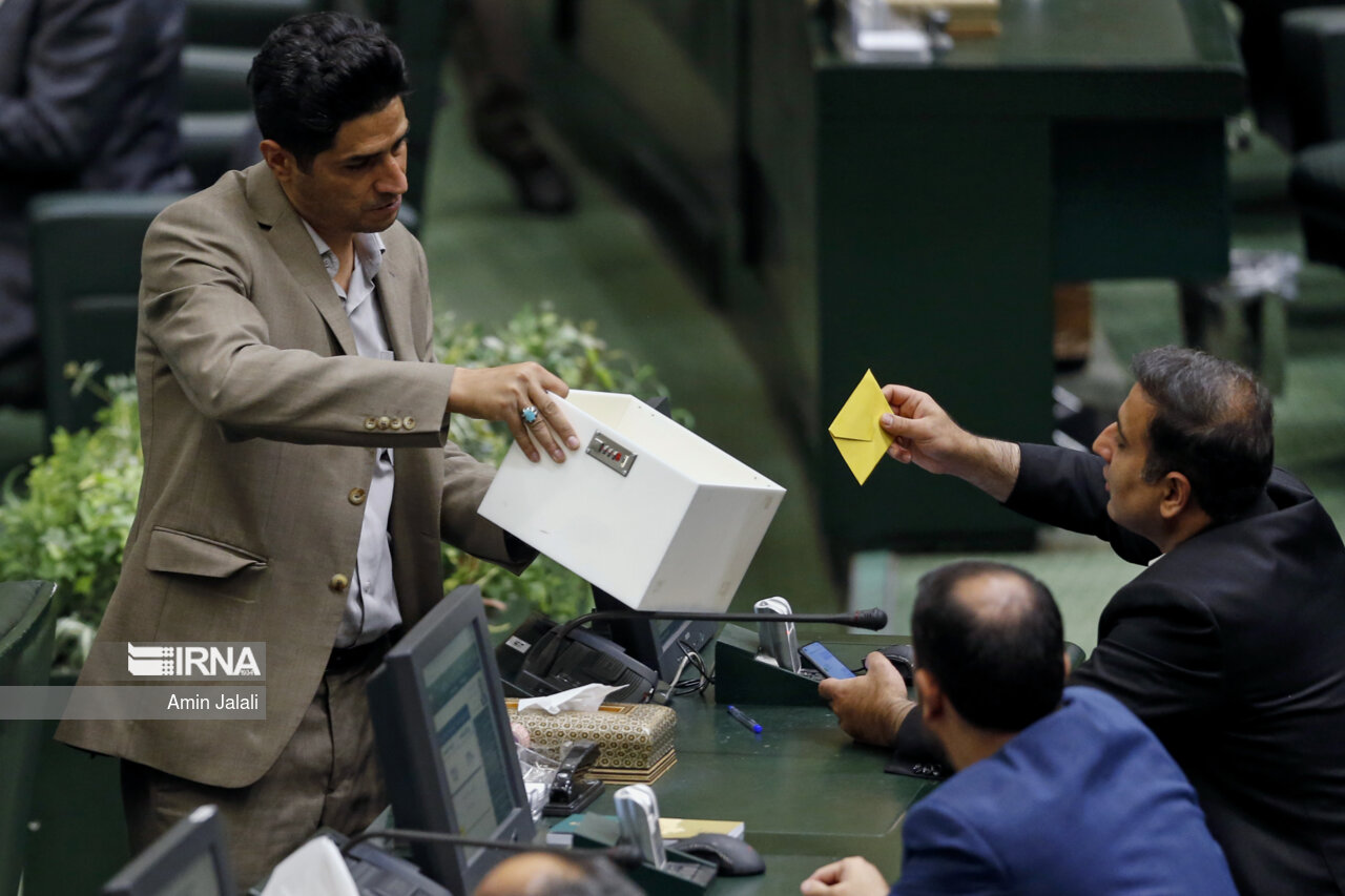 ریشه مشکلات اقتصادی با استیضاح حل نمی‌شود