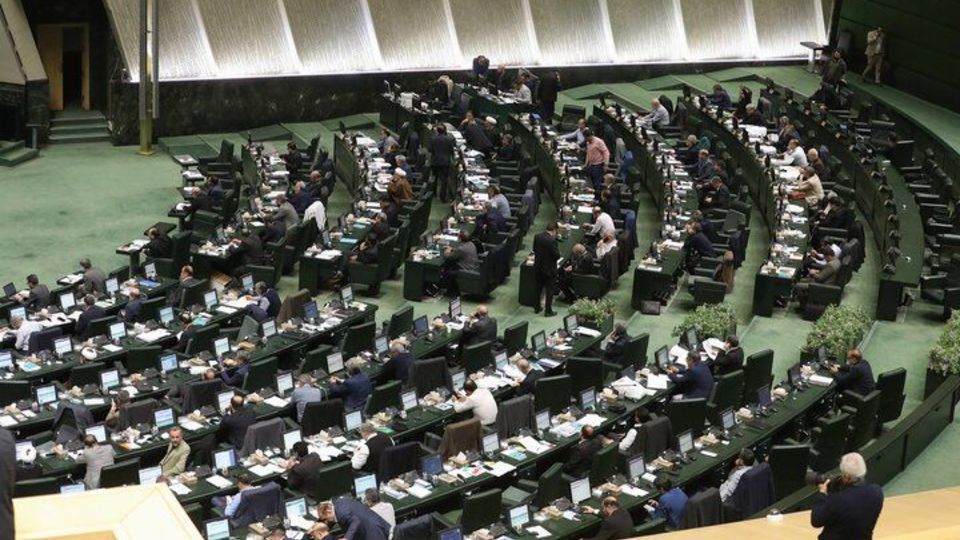 شمشیر استیضاح محلس بر سر صادق