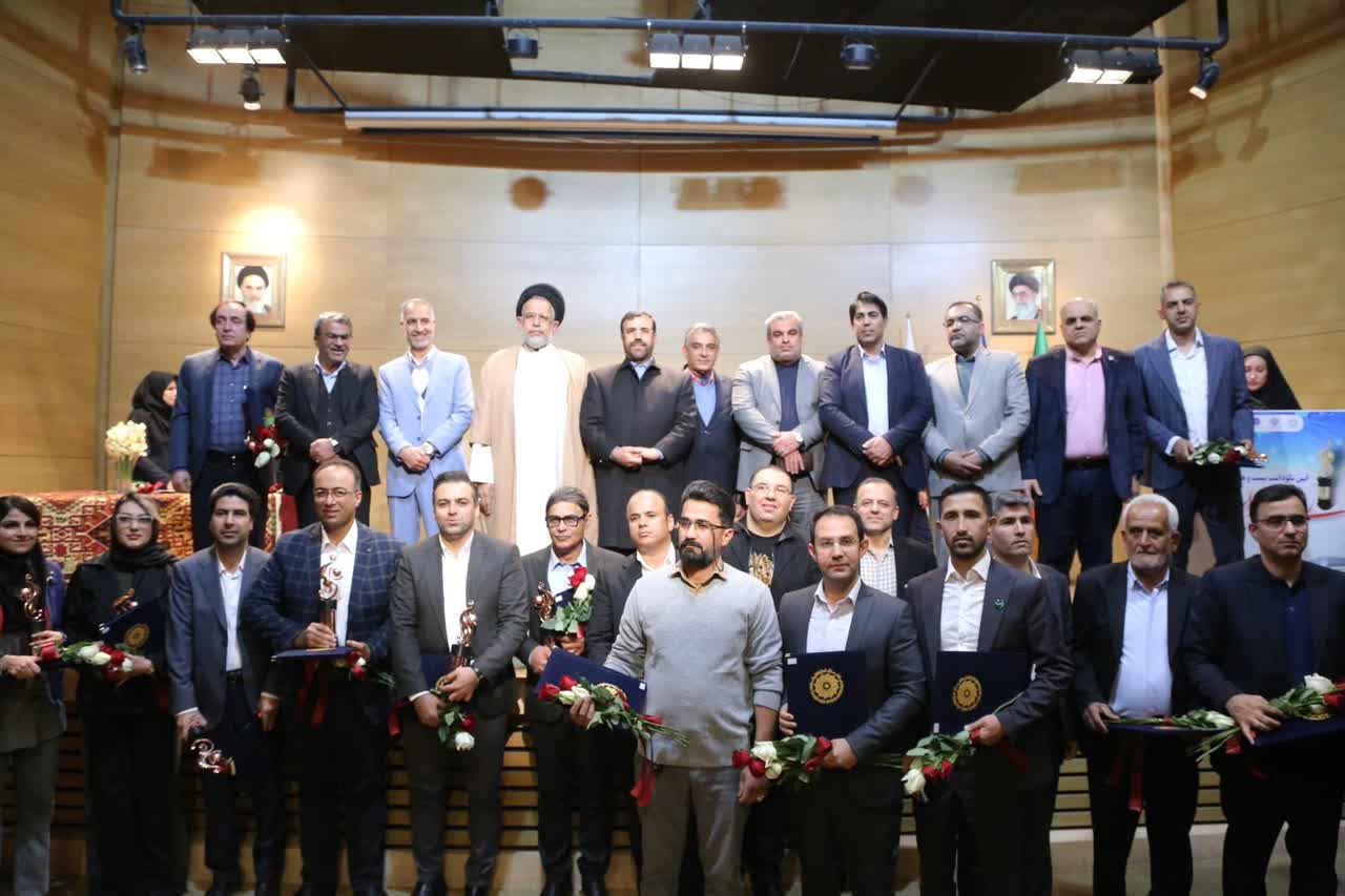   ما گروگان نگاهی هستیم که به کارخانه دار می گفت زالو و  تاجر را مستکبر می دید