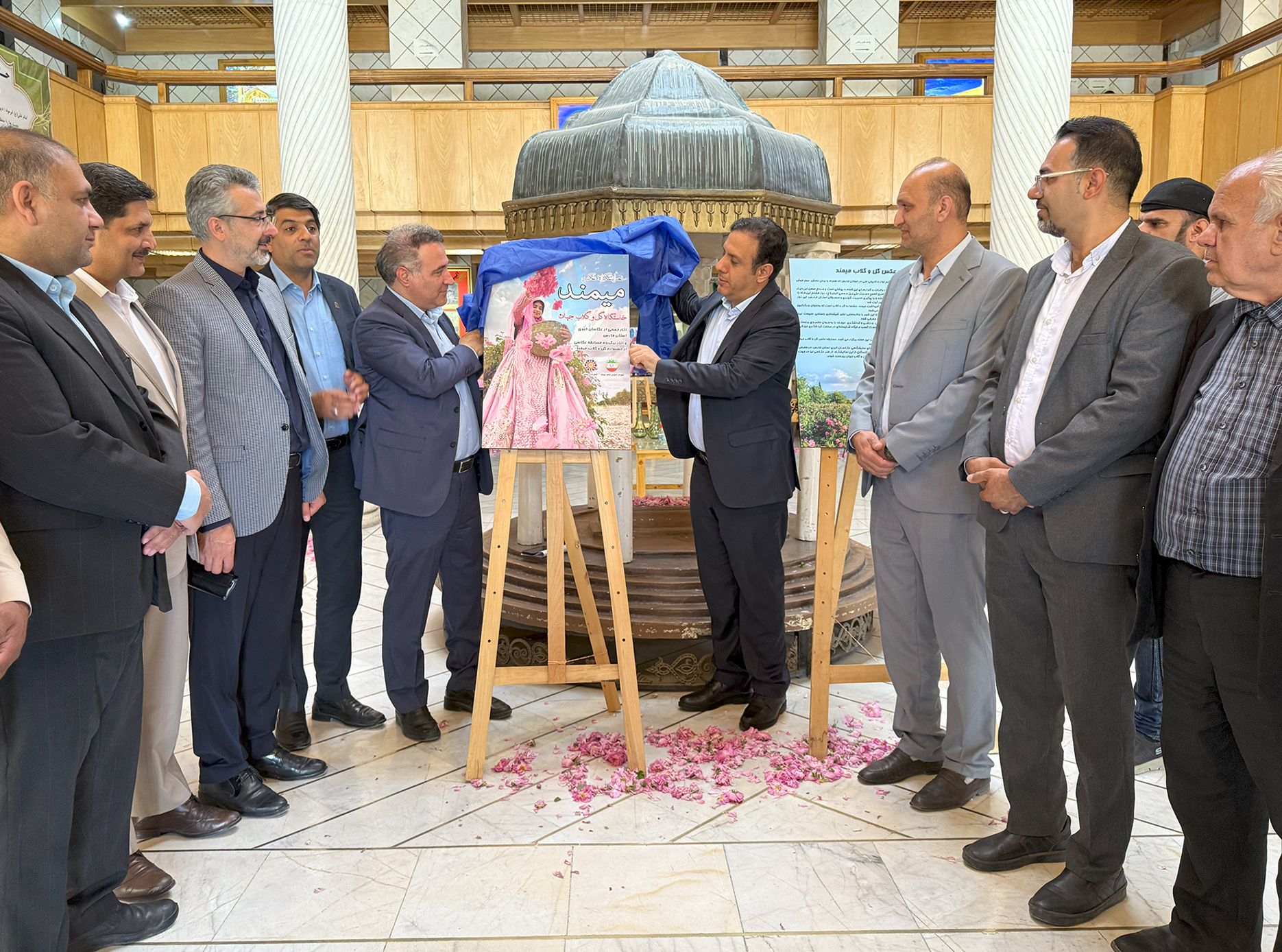 افتتاح نمایشگاه عکس گل و گلاب میمند در استانداری فارس 