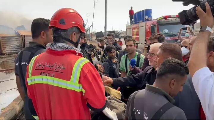 بازدید میدانی وزیر کشور از محل حادثه بندر شهید رجایی پس از کنترل حریق