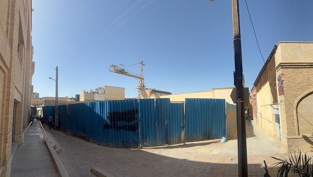 جرثقیل عظیم‌الجثه در بافت تاریخی شیراز چه می‌کند؟