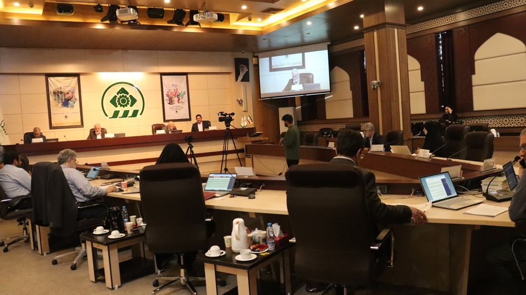 صحن شورای شهر به محل تقدیر و تشکرهای افراطی مدیران تبدیل شده است