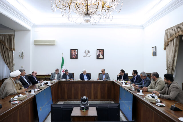 عارف: برای تحقق رشد ۸ درصد نمی‌توانیم خود را به منابع داخلی محدود کنیم