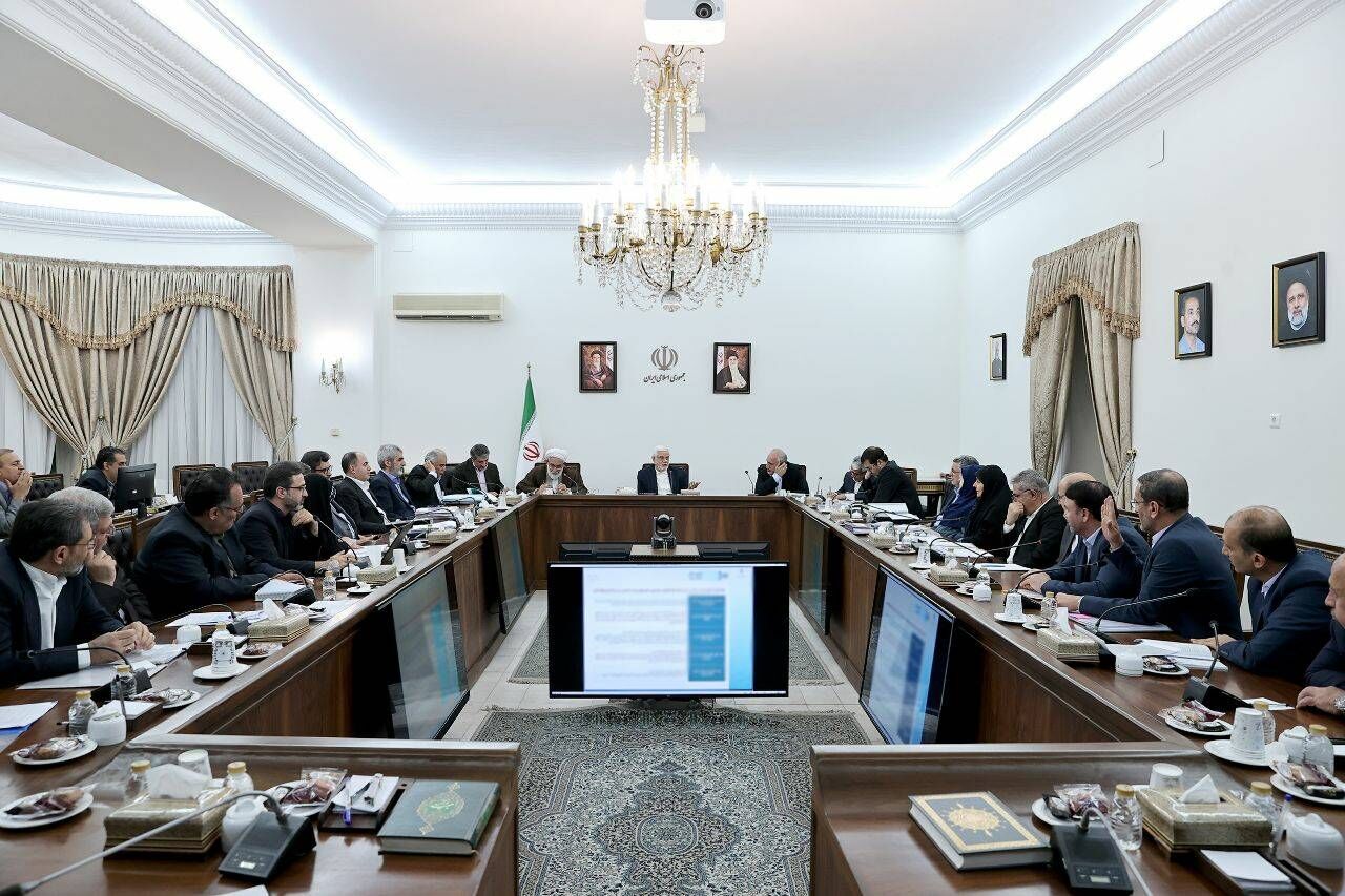 عارف: اموال مازاد برای سرمایه‌گذاری در تولید استفاده می‌شود