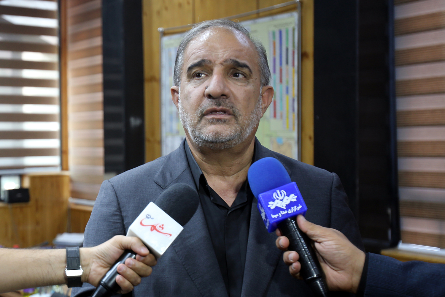  ۲۰۰هزار میلیارد دلار پول در بالشت مردم است که باید آن را  بیاوریم و  وارد  کارکنیم