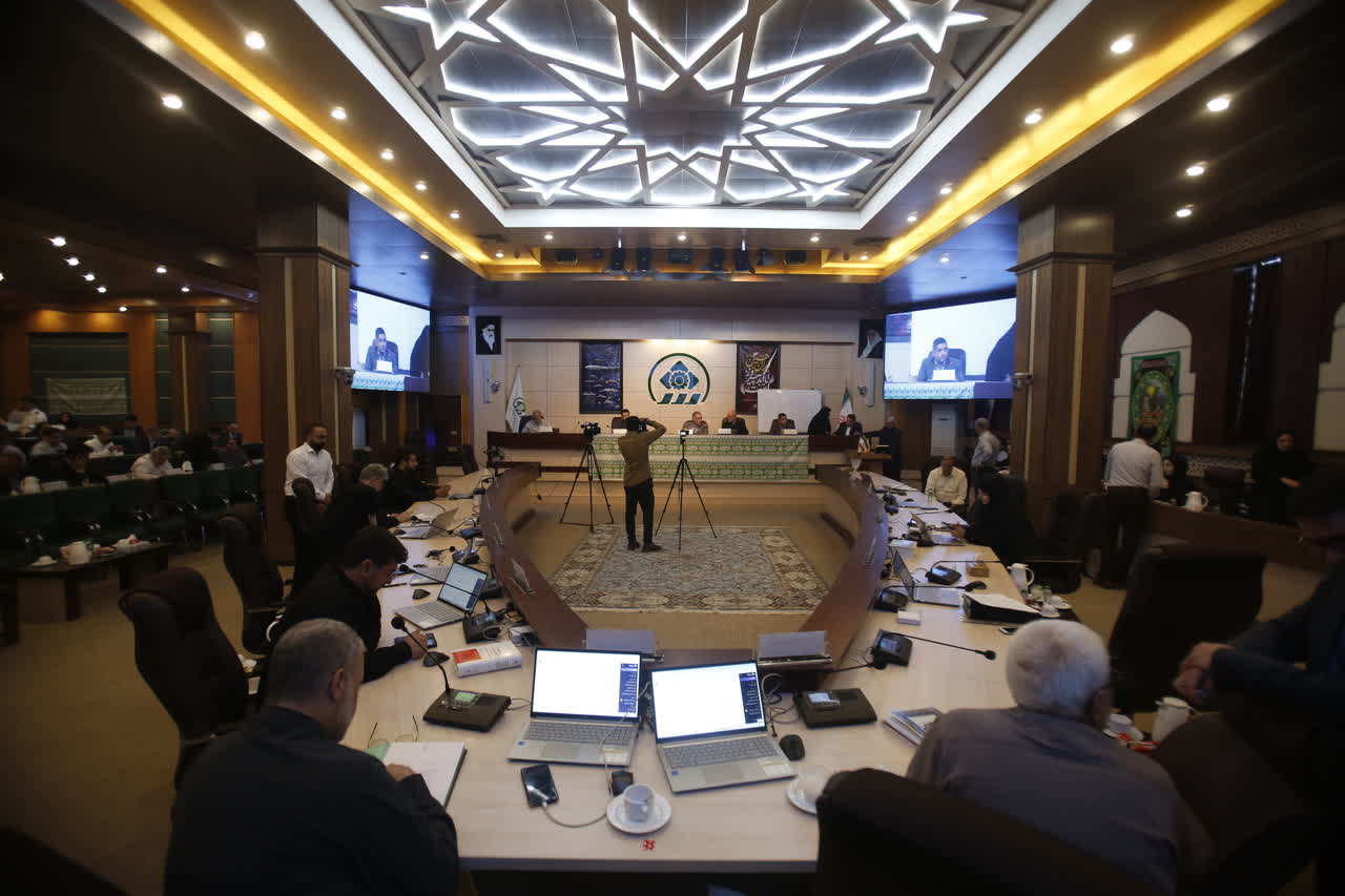 از ماجرای خانمی که در تجمع هفته گذشته با لگد به درب شورای شهر کوبید، تا آزاد کردن پارک هاشمی از حصار مترو