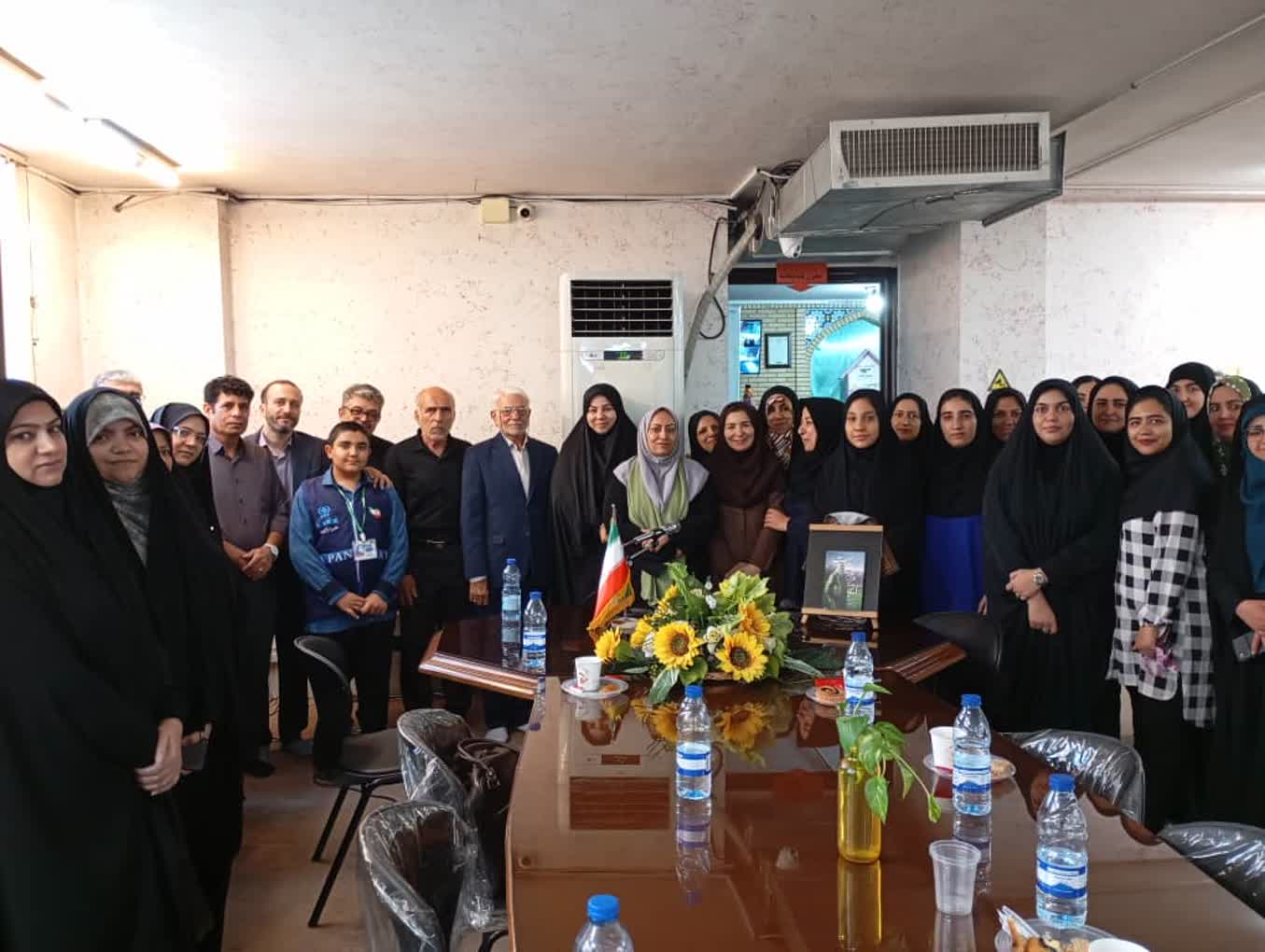 ناداستان اینجا مرکز دنیا؛ مرجعی برای پژوهشگران عرصه علوم انسانی