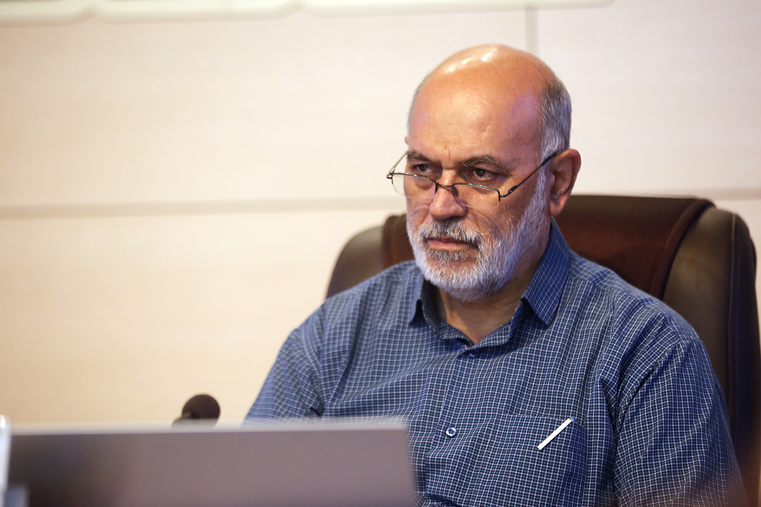 جنس نظارت روغن‌کاری است، نه چوب لای چرخ گذاشتن 