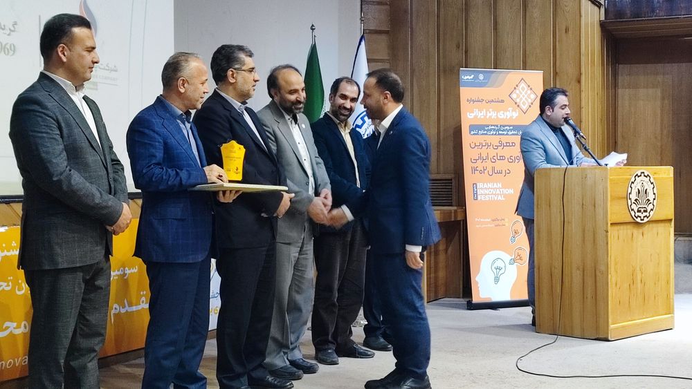 شرکت پلیمر آریاساسول با ارزیابی هیئت داوران در نهمین جشنواره نوآور برتر ایرانی، تندیس زرین نوآوری را دریافت کرد.