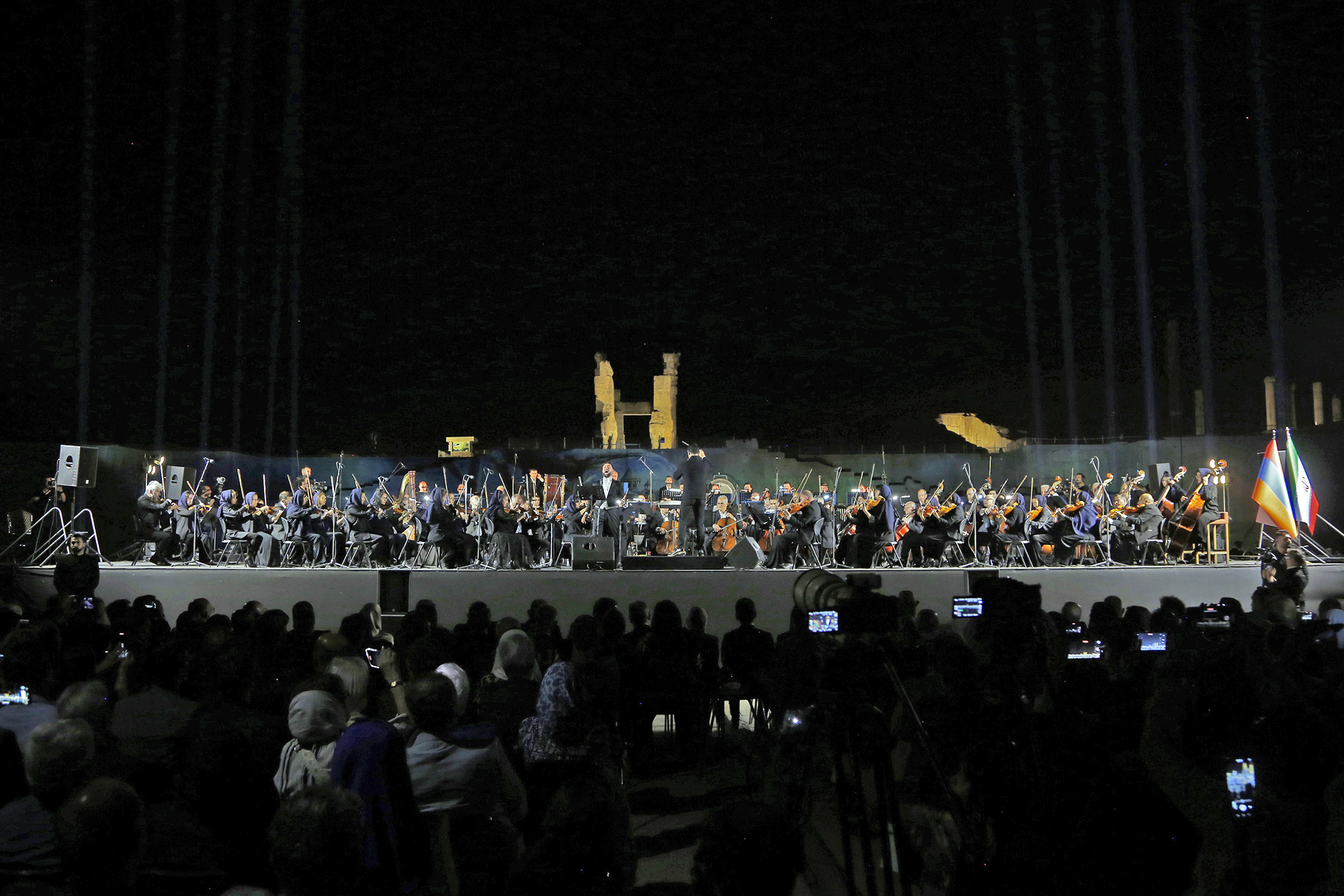 روی خوش هنر به تخت جمشید