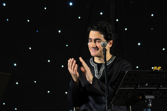 همایون شجریان در میدان آزادی برای مردم می‌خواند