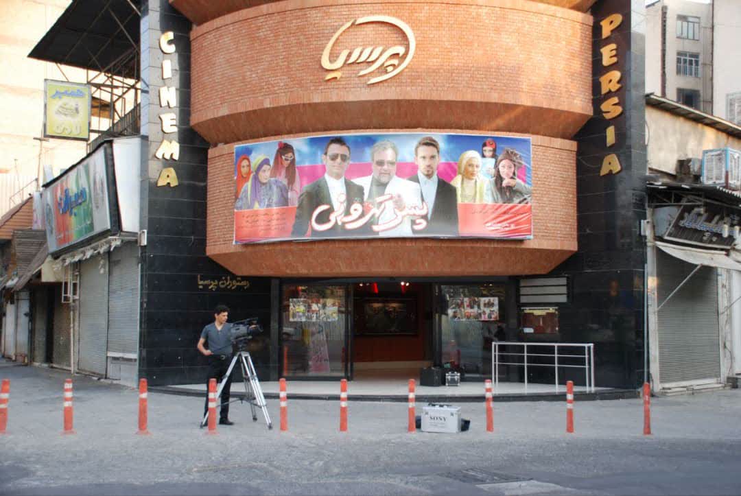 پایان غم انگیز صف های کیلومتری سینما در خیابان زند/ این جا دلارفروش ها و دست دوم فروش ها جای آپاراتچی ها را گرفته اند 