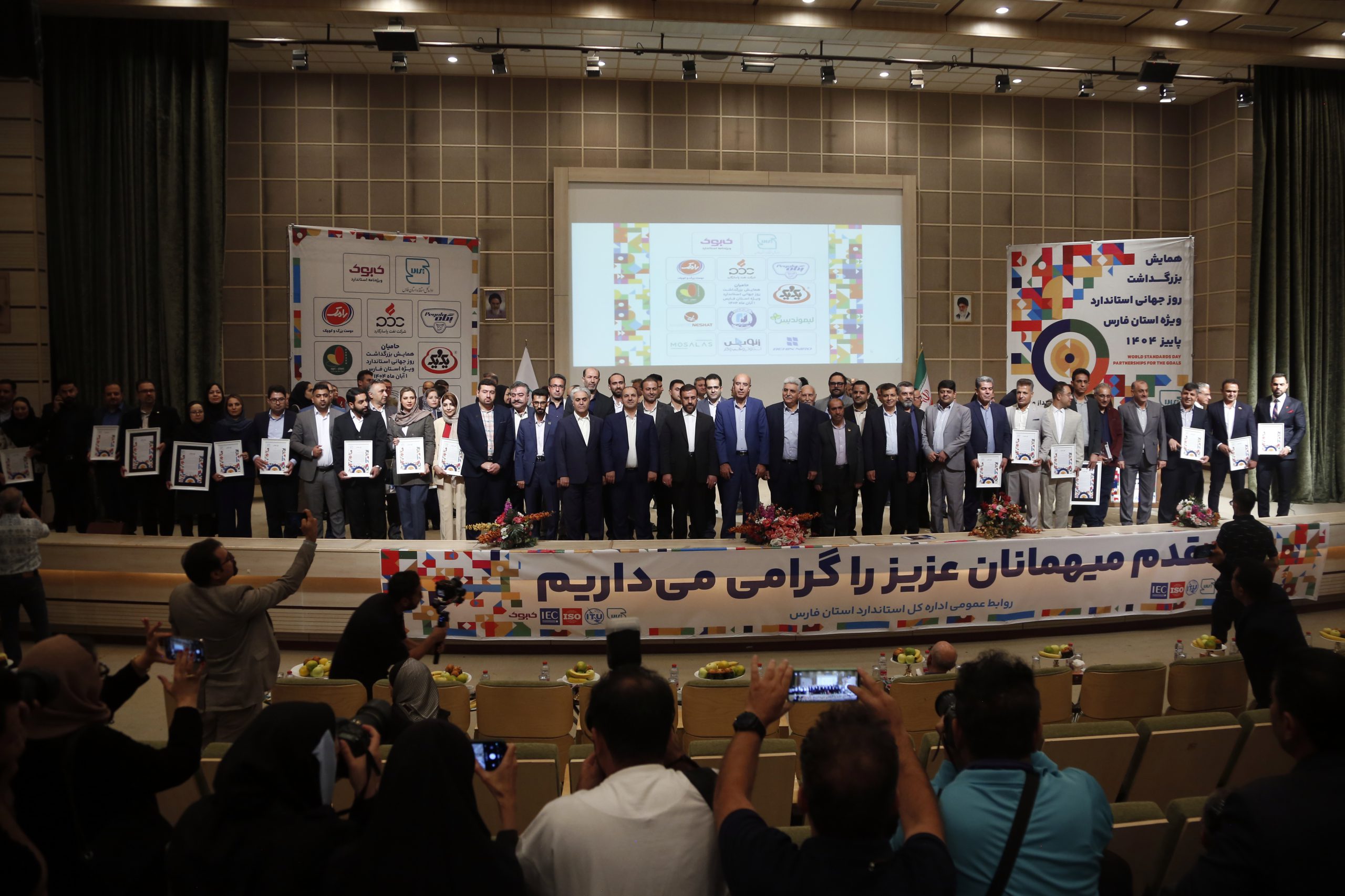 استاندارد علاوه بر مصنوعات باید استانداردسازی حوزه خدمات را هم در دستور کار قرار دهد