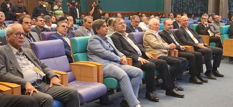 پنل تخصصی «نقش تأمین مواد اولیه در تولید و تجارت پایدار» چهارشنبه ۱۲ شهریور در دومین همایش سالیانه و سلسله نشستهای تخصصی فولاد کشور ، با حضور سید اردشیر افضلی مدیرعامل ذوبآهن اصفهان، بهرام شکوری رئیس کمیسیون معادن و صنایع معدنی اتاق بازرگانی ایران، احمد خوروش رئیس انجمن نوردکاران فولادی ایران، مهرداد اکبریان رئیس انجمن سنگآهن ایران و مهران محجوبنژاد معاون برنامهریزی شرکت مهندسی بینالمللی فولاد تکنیک در سالن همایش های اتاق بازرگانی صنایع ، معادن و کشاورزی اصفهان برگزار شد.