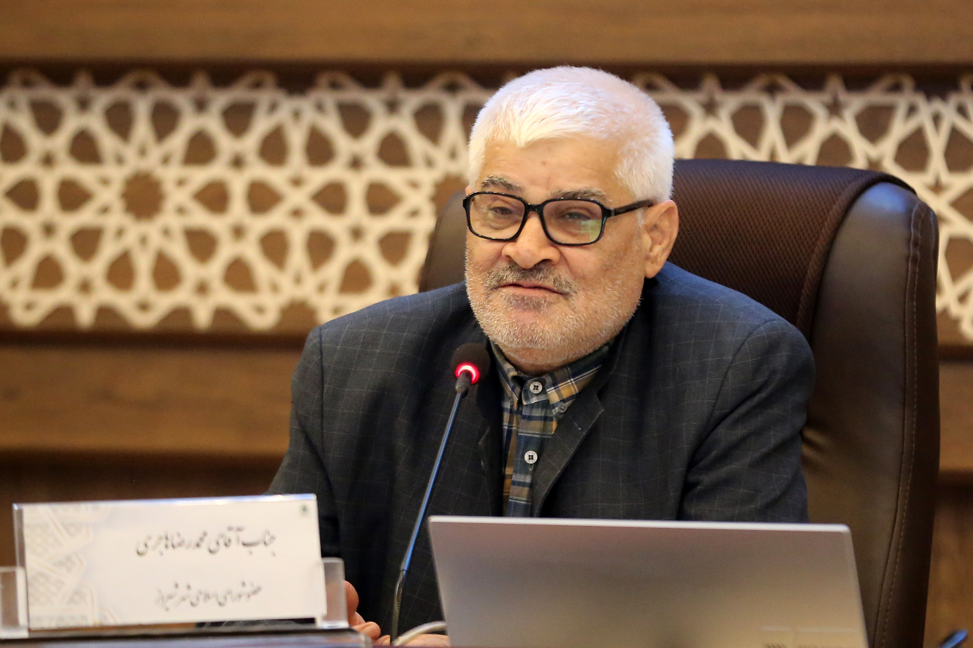 مجری بی‌ادب صداوسیما باید از مردم شیراز عذرخواهی کند