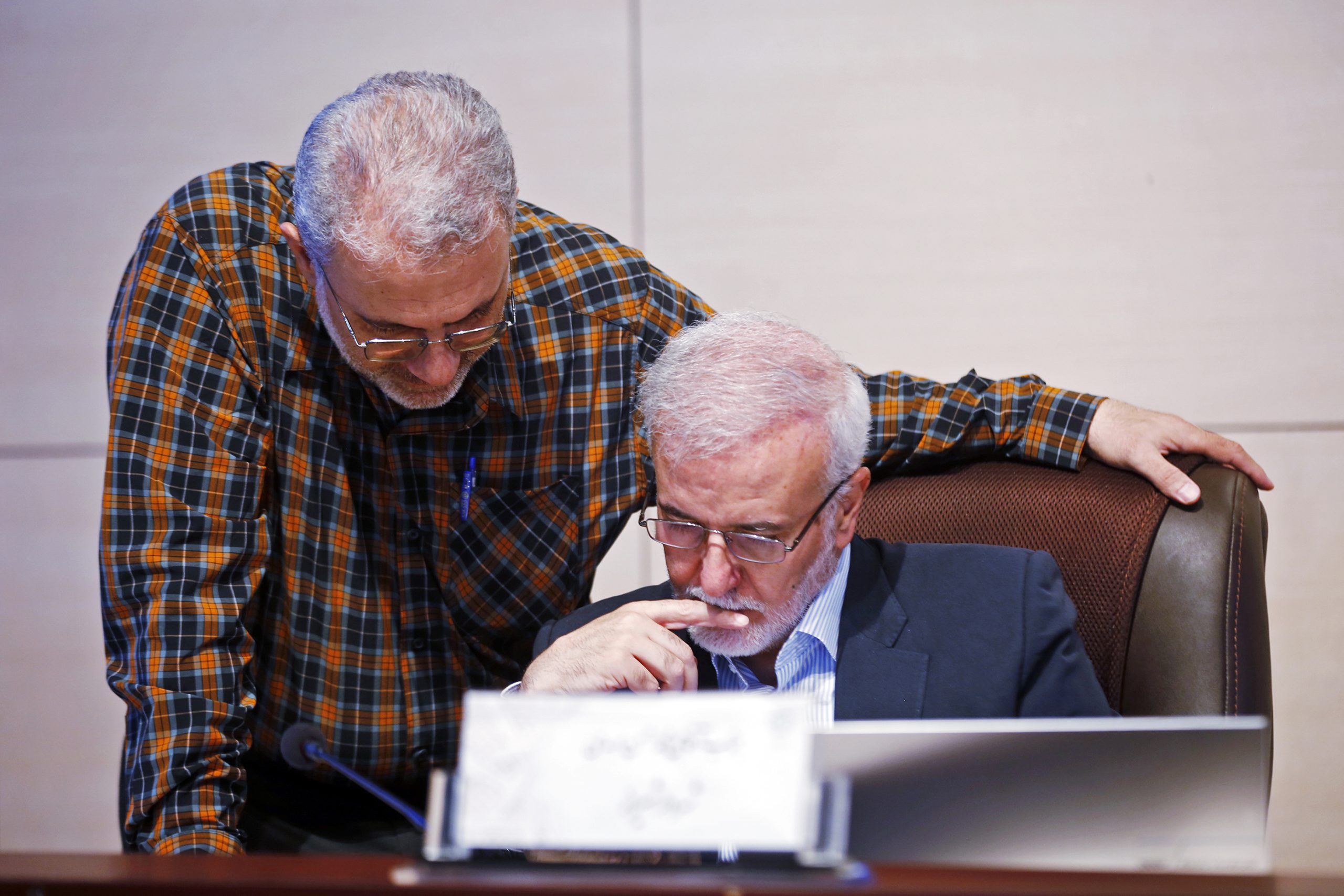 کوتوله‌های سیاسی، آبروی شهر را نشانه گرفته‌اند