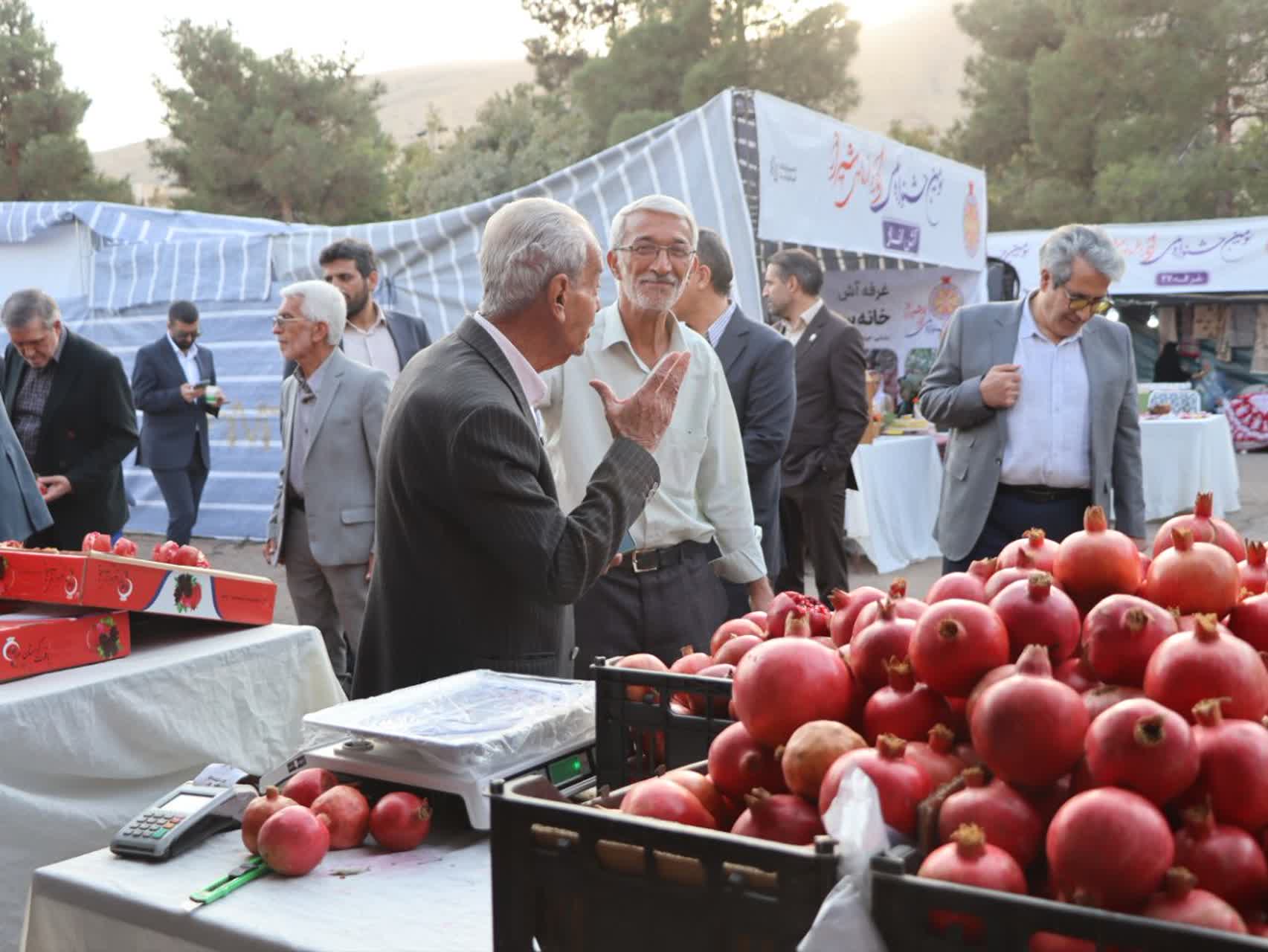 شیرازی‌ها، میهمان سومین جشن انار و خرمالو در دل باغ‌های پاییزی شهر هزار راز