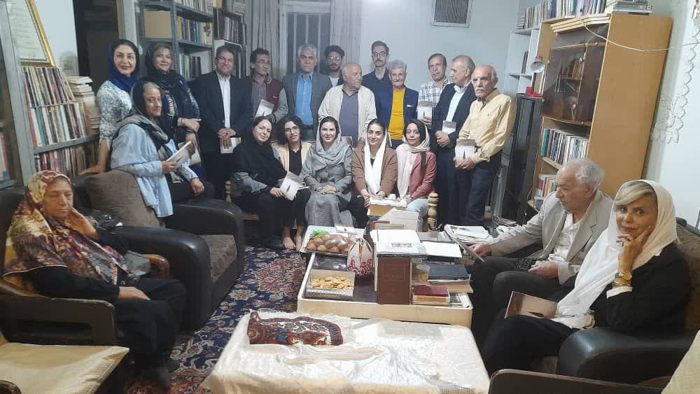  این روزها برخی با هوش مصنوعی شاعر و نویسنده شده اند! به گزارش سيد محی الدین حسینی ارسنجانی- خبرنگار شهر مردم، در نشست اخیر "از دریچه نقد ادبی" که با رو نمایی و نقد و بررسی دفتر اشعار "انقلاب ابر"سروده های فریبا کاظمی،شاعر کرمانی اهل شیراز آغاز شد