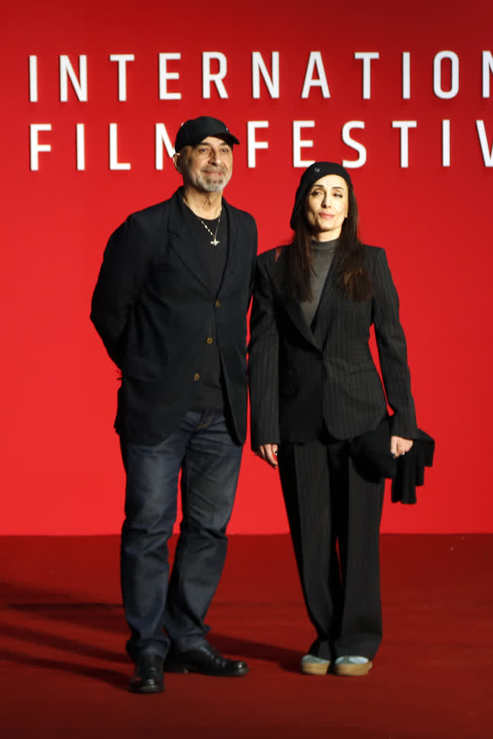 فرش قرمز زیر پای سیمرغ